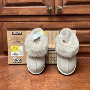 Kirkland Signature NIB Ladies Genuine Shearling Slippers Sz 6   Grey